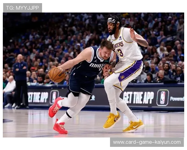 东契奇后撤三分出手命中，独行侠再度反超