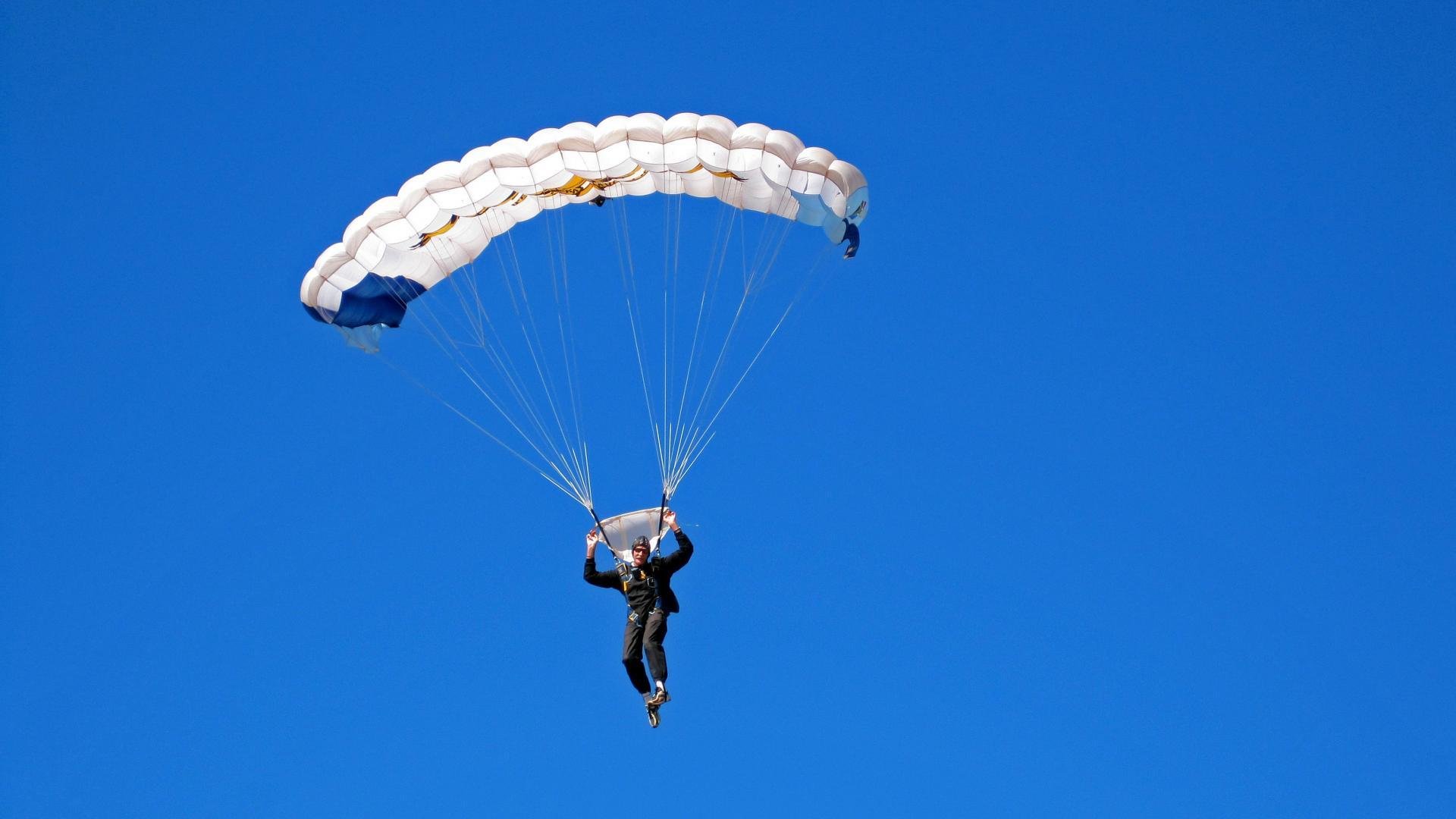 虚拟赛车世界总决赛 模拟器赛场聚集各国最快车手